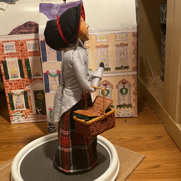 Byers Choice Carolers - Woman holding basket - Picture 7 of 12